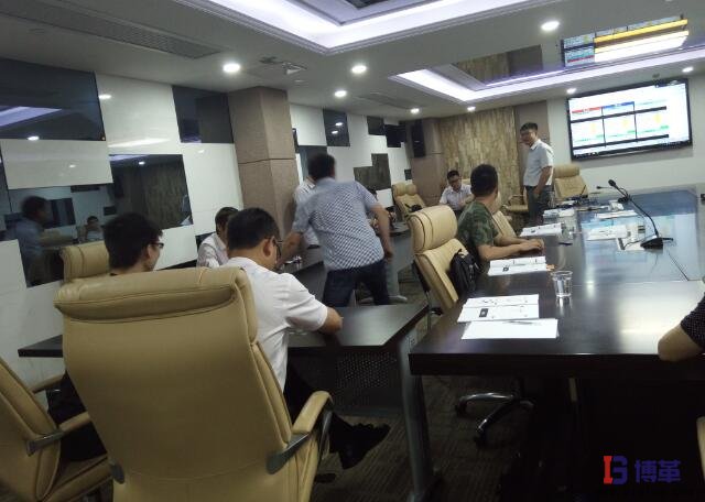 精益沙盤(pán)模擬訓(xùn)練中忙碌的物料員 精益沙盤(pán)模擬訓(xùn)練中